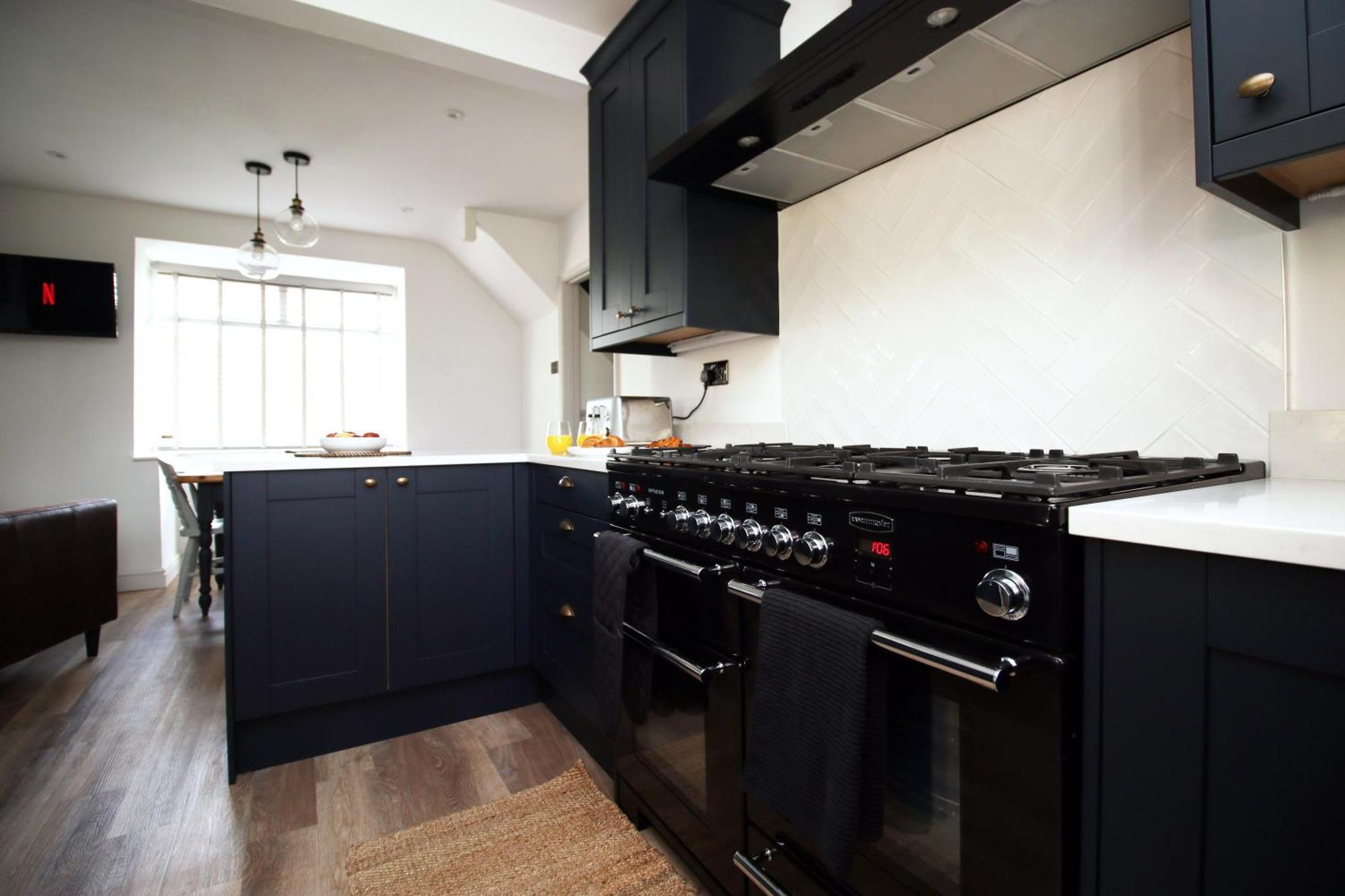 Stylish Home In Bath With Driveway Parking, 10Min From City Exterior foto